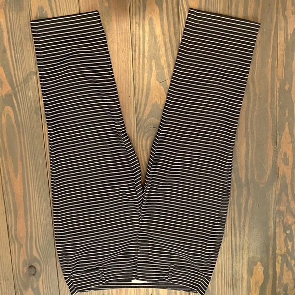 Loft Black with White stripe capri Size 6 - Picture 2 of 4